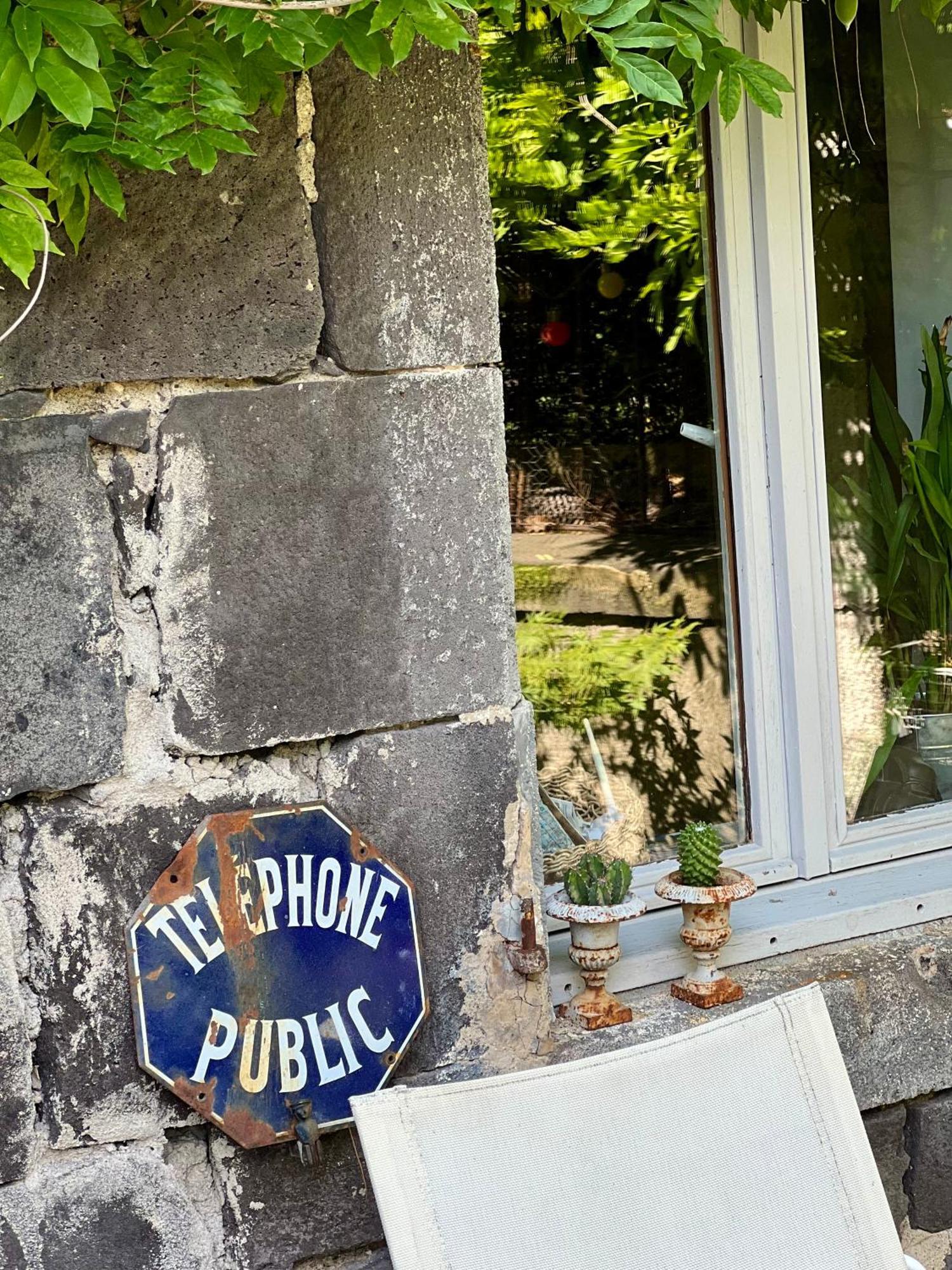 Les Hirondelles Du Marais Bed and Breakfast Riom Exteriör bild